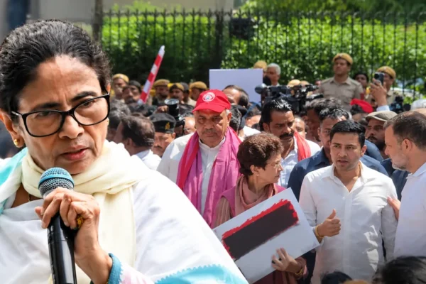 জ্ঞানেশ কুমারের পদত্যাগের দাবিতে দিল্লিতে ইন্ডি জোটের আন্দোলনে যোগ দিতে পারেন মমতাও!
